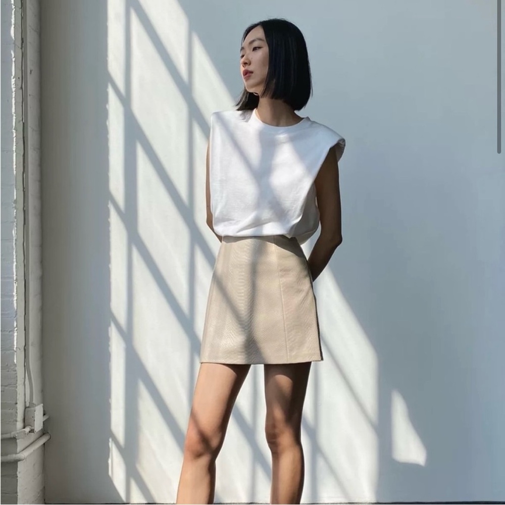 Aritzia Babaton Modern Vegan Leather Croc Embossed Mini Skirt Beige Size 0 Cream